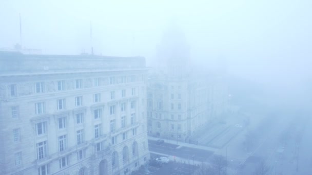 Gruesa Densa Cubierta Niebla Fantasmal Través Ciudad Liverpool Vista Aérea — Vídeo de stock