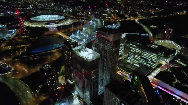 West Ham United 上空的空中景观明亮的未来霓虹灯现代高楼大厦城市景观绕左击 — 图库视频影像