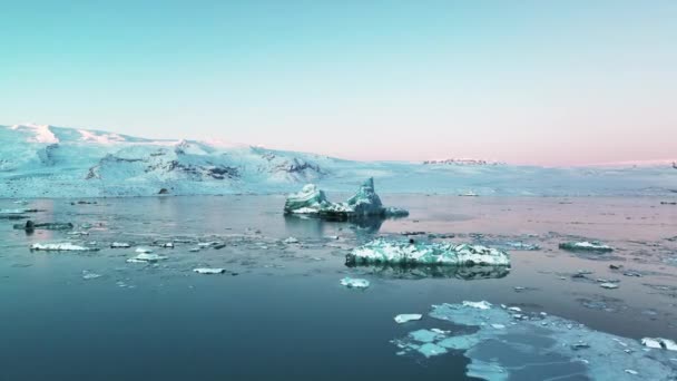 Blue Icebergs Flyter Glacier Lagoon Jokusarlon Island Soluppgången Flygdrönare Skott — Stockvideo