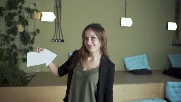 Estudiante Morena Cabello Femenino Europeo Estudiante Señala Flecha Ella Para — Vídeos de Stock