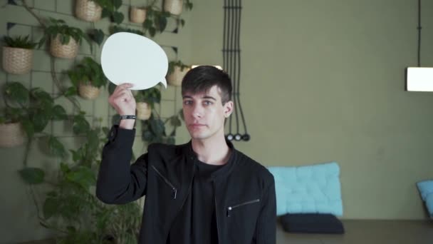 Estudiante Masculino Con Pelo Oscuro Punta Europea Flecha Nube Para — Vídeos de Stock