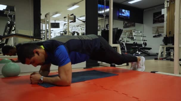 Tiro Cámara Lenta Atleta Musculoso Planchado Dentro Gimnasio Lleno Equipo — Vídeo de stock