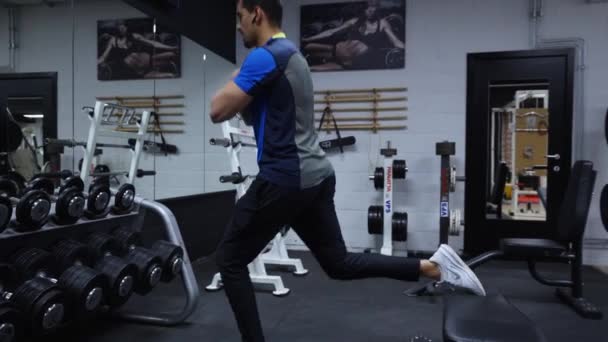 Engagierter Disziplinierter Athlet Der Bulgarische Kniebeugen Einer Dunklen Turnhalle Durchführt — Stockvideo