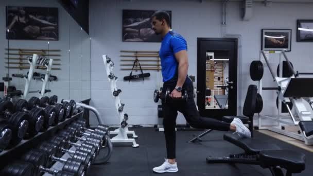 Dedicated Athlete Performing Bulgarian Split Squats Dark Gym Full Equipment — Stock Video