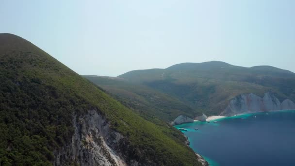 环绕着青山群山的菲泰海滩 空中升腾风景秀丽的自然景观 — 图库视频影像