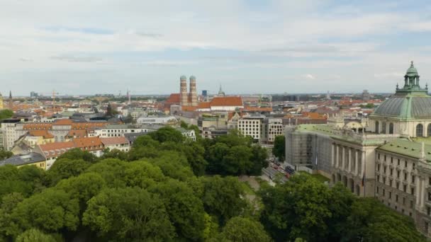 Aerial Establishing Shot Downtown Munich Alemania Catedral Frauenkirche — Vídeo de stock