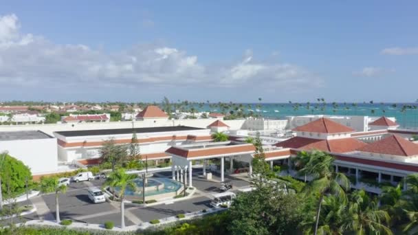 Stijgend Uitzicht Vanuit Lucht Paradisus Palma Real Resort Met Parkeerauto — Stockvideo