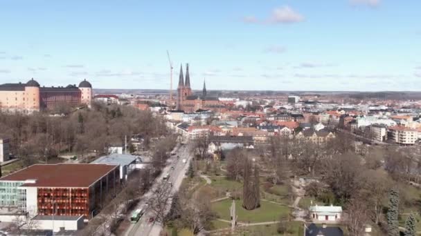 晴れた夏の日にスウェーデンのウプサラ市と大聖堂の空中ビュー — ストック動画
