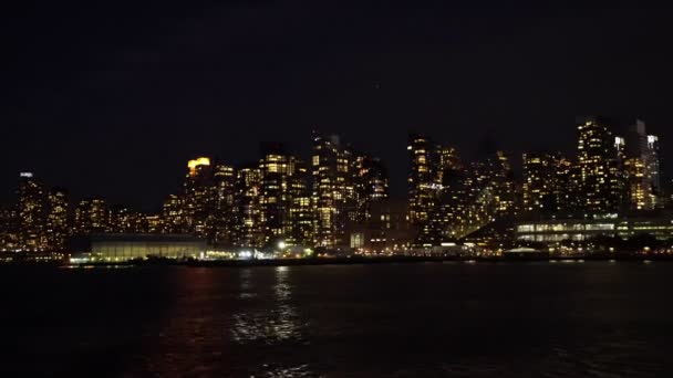 New York Şehrinin Feribotunun Panoramik Manzarası Gece Aydınlandı — Stok video