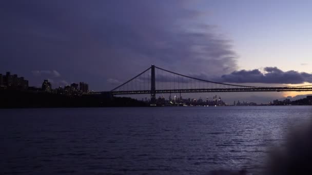 Boot Überquert Den East River Mit Brooklyn Hängebrücke Und Skyline — Stockvideo