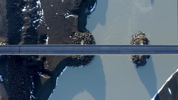 Tiro Aéreo Cima Para Baixo Carro Dirigindo Ponte Sobre Rio — Vídeo de Stock