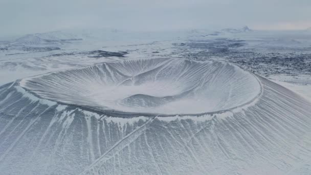 Sobrevoo Aéreo Majestoso Vulcão Hverfjall Tuff Ring Coberto Com Neve — Vídeo de Stock