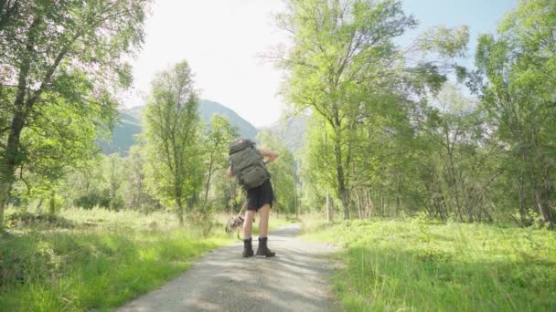 Kavkazský Pěší Turista Pitná Voda Horské Stezce Lyngsdalen Norsko Široký — Stock video