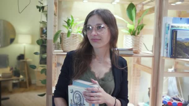 Młoda Studentka Chodzi Bierze Książki Półek Bibliotecznych Zielony Skandynawski Organiczne — Wideo stockowe
