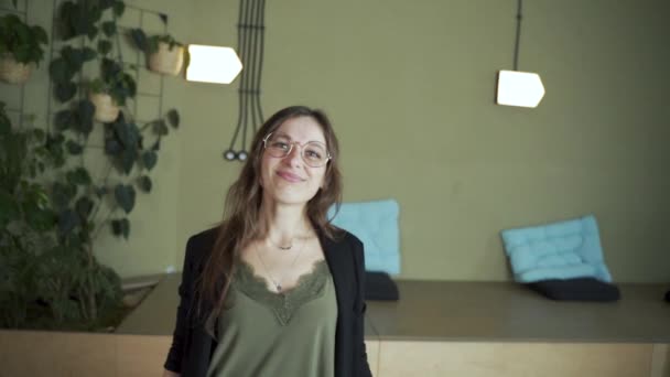 Молодая Темноволосая Европейская Студентка Глядя Камеру Говорит Улыбается Надевает Очки — стоковое видео