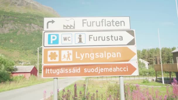 Κυκλοφοριακές Πινακίδες Στήθηκαν Στους Παράδρομους Στο Lyngsdalen Της Νορβηγίας Κλείσιμο — Αρχείο Βίντεο