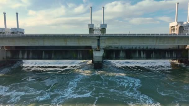 Vue Aérienne Zoomant Hors Eau Qui Coule Travers Barrière Tempête — Video