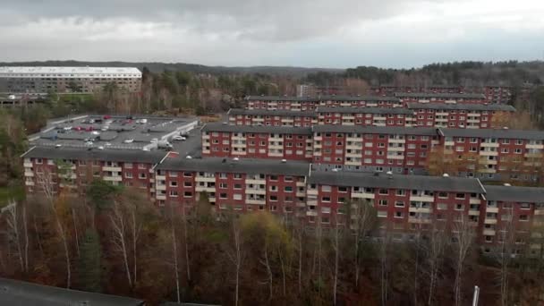 Voando Direção Blocos Apartamentos Residenciais Rurais Cercados Pela Natureza Suécia — Vídeo de Stock