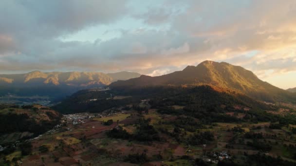 Drone Aerial View Golden Hour Sunset Imploded Guatemalteekse Vulkaan Countryside — Stockvideo