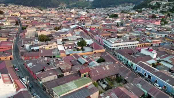 Drönare Flygfoto Över Urbana Koloniala Stadsdelar Byggnader Och Gator Quetzaltenango — Stockvideo