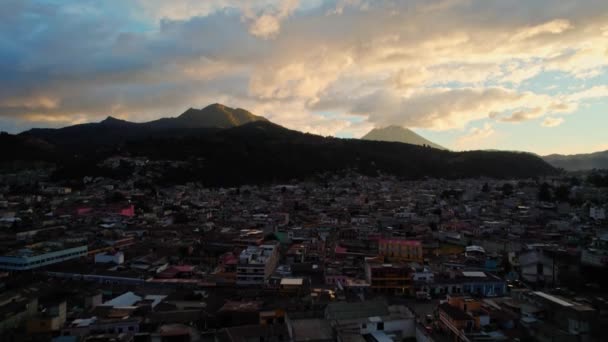 位于危地马拉克萨尔特南戈谢拉的两个火山附近的城市殖民城市景观飞行员空中景观 Volcan Cerro Quemado和Volcan Santa Maria — 图库视频影像