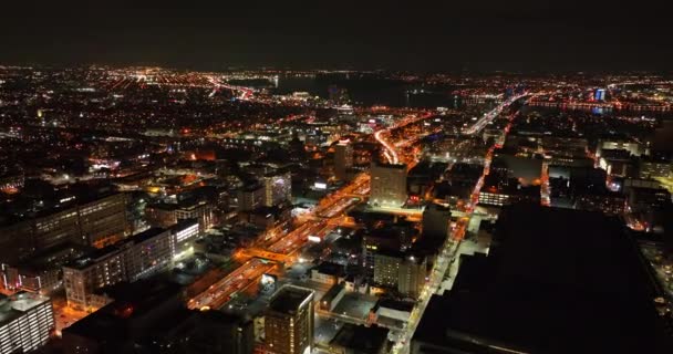 Αεροφωτογραφία Της Πόλης Νύχτα Σκοτεινός Ουρανός Καθώς Κίνηση Ρέει Στην — Αρχείο Βίντεο