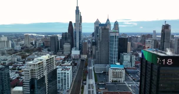 Aerial City Establishing Shot Usa Cold Winter Temperature Scrolls Digital — Stock Video