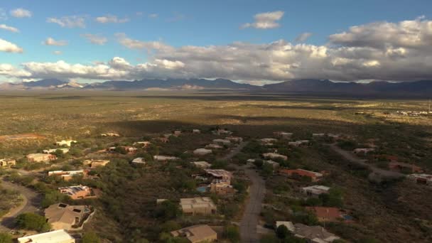 Drohne Fliegt Über Häuser Süden Arizonas — Stockvideo