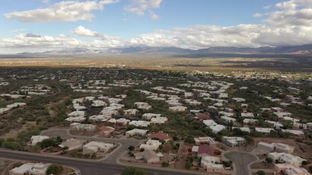 Wolken Werfen Schatten Auf Arizona Stadt Antenne Mit Bergblick — Stockvideo
