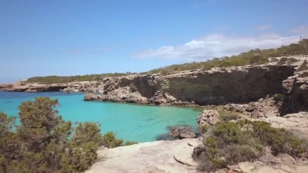 Aerial Piękna Zaciszna Plaża Turkusową Wodą Ibiza Hiszpania Przodu — Wideo stockowe