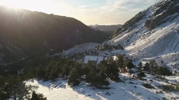 Aerial Schöne Schneebedeckte Berge Sonnenstrahlen Auf Einer Winterhütte Spanien Vorwärts — Stockvideo