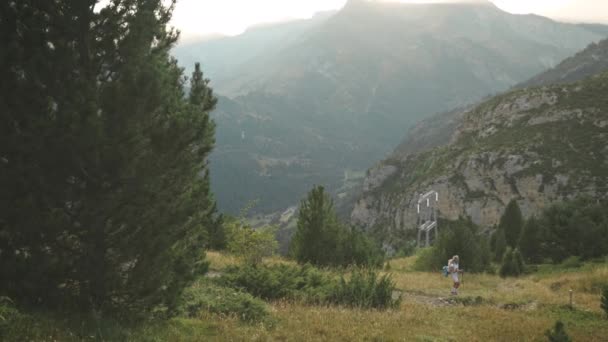 ベナスクの山の中でブロンドの女性のハイキング スペイン パノラマショット — ストック動画