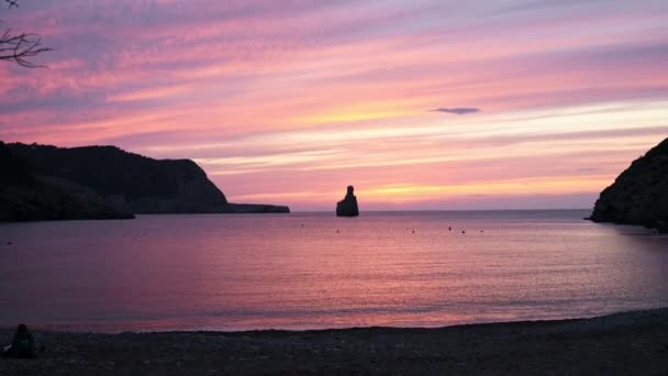 Schöner Sonnenaufgang Rosa Himmel Über Strand Benirras Ibiza Spanien Weitschuss — Stockvideo