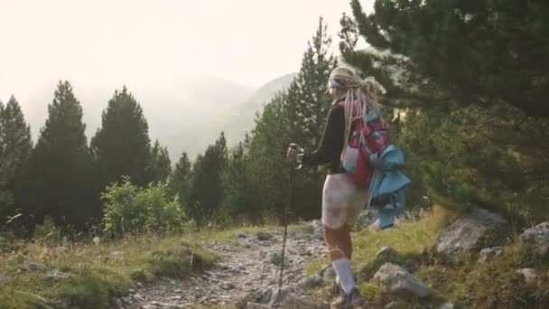 ブロンドの女性が日没時に下り坂をハイキング ベナスクの山 スペイン ワイドショット — ストック動画