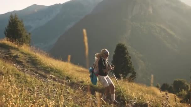 在日落时分在西班牙贝纳斯克山中远足的金发女子 — 图库视频影像