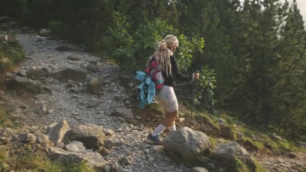 ブロンドハイカー女性トレッキング トレッキングポール ベナスク スペイン スローモーションワイドショット — ストック動画