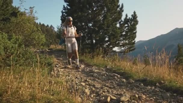 ブロンド女性とともに恐ろしいですハイキング高速下り坂 ベナスク スペイン ワイドショット — ストック動画