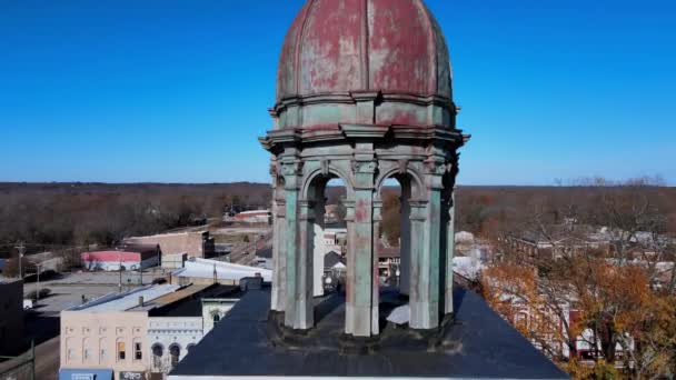 砲塔時計を収容する特定のタイプの構造物 ヘンリー郡庁舎時計塔 テネシー州 空中射撃 — ストック動画