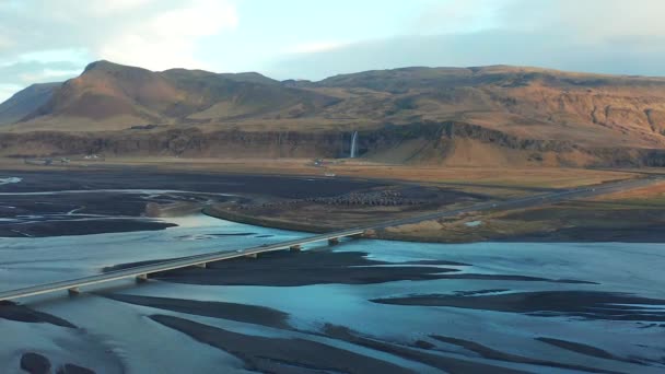 Vista Aérea Estuário Rio Ser Atravessado Por Uma Ponte Islândia — Vídeo de Stock