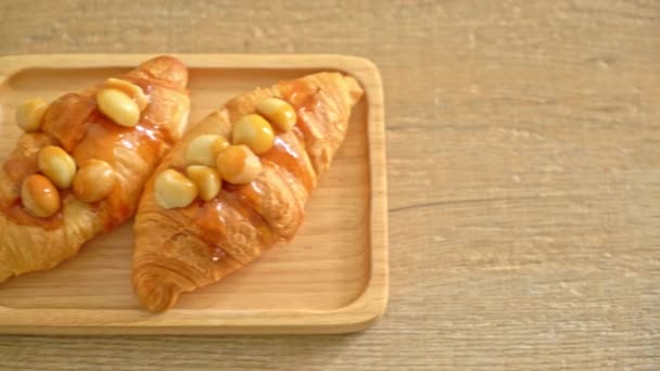 Croissant Makadamií Karamelem — Stock video