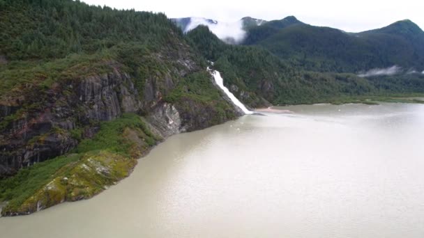 Cascada Juneau Alaska Nugget Con Las Montañas Glaciar Mendenhall — Vídeos de Stock