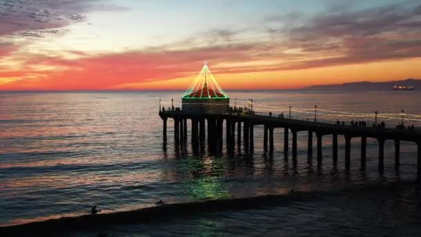 Vista Aérea Manhattan Beach Pier Brillando Con Luces Navideñas California — Vídeos de Stock