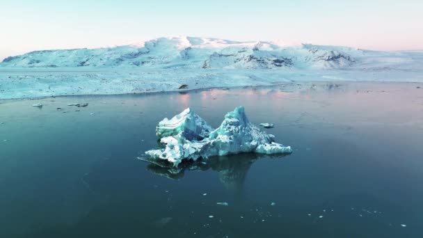 太阳升起时冰岛Jkulsarlon冰川上空的空中景观 无人机后撤 — 图库视频影像