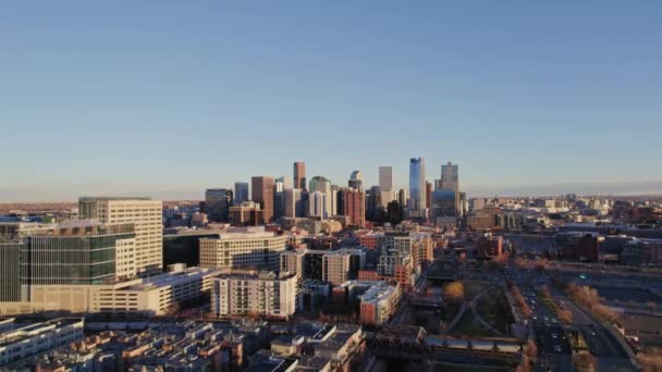 Drone Aerial View Denver Colorado Skyline Flying Back Περνώντας Από — Αρχείο Βίντεο