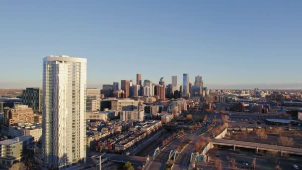 Drone Vista Aérea Denver Colorado Downtown Skyline Voando Passado Complexo — Vídeo de Stock