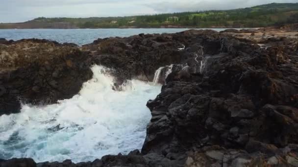 Potente Piscina Naturale Con Onde Oceaniche Makaluapuna Point Maui Hawaii — Video Stock