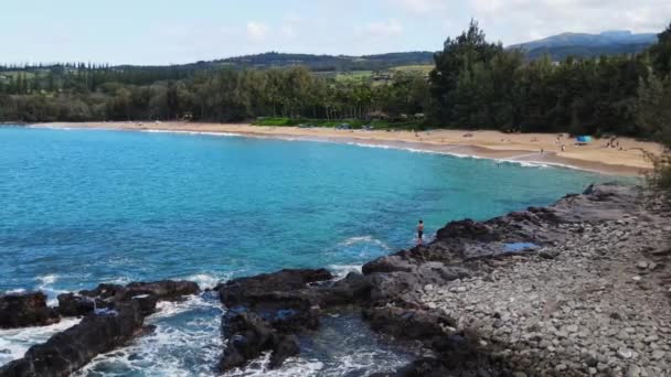 Drone Flotando Sobre Una Laguna Makaluapuna Point Maui Hawaii — Vídeos de Stock