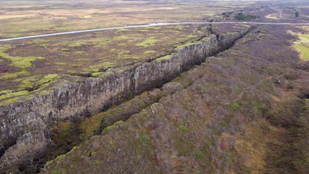 Літаючий Безпілотник Над Каньйоном Національному Парку Тінґвеллір Ісландія Осінній Краєвид — стокове відео