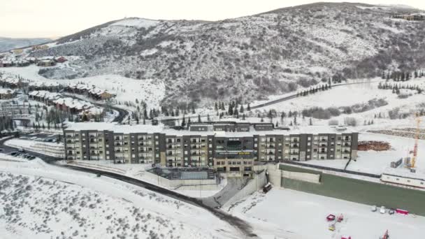 Utah Heber City Yakınlarındaki Kara Kaya Dağı Oteli Nin Kış — Stok video