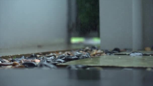 Медленная Съемка Дождя Открытом Патио Тротуаре Гальке Капельками Дождя Брызгающими — стоковое видео